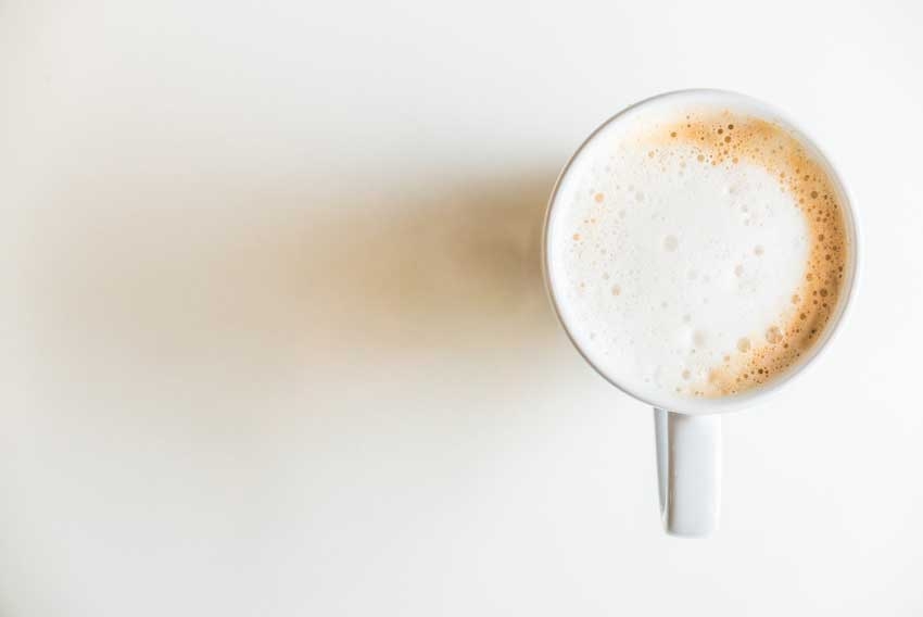 Příprava Flat White kávy? Podívej se na tento lahodný recept pro doma!