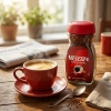 Sfeerbeeld van oploskoffie en pot van het merk Nestlé 200 gram
