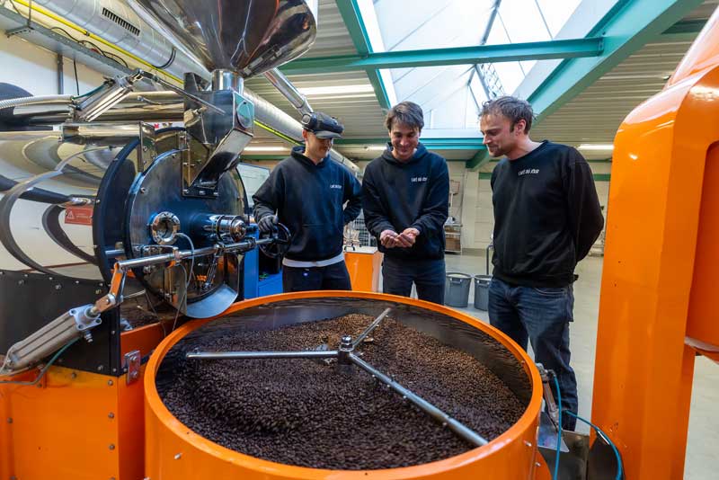 Bratři za značkou Café du Jour u pražiče ve vlastní pražírně